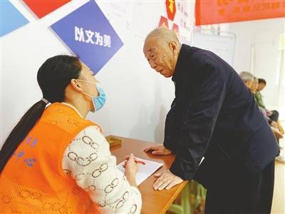 信都区首批600余位老人喜享养老助餐服务